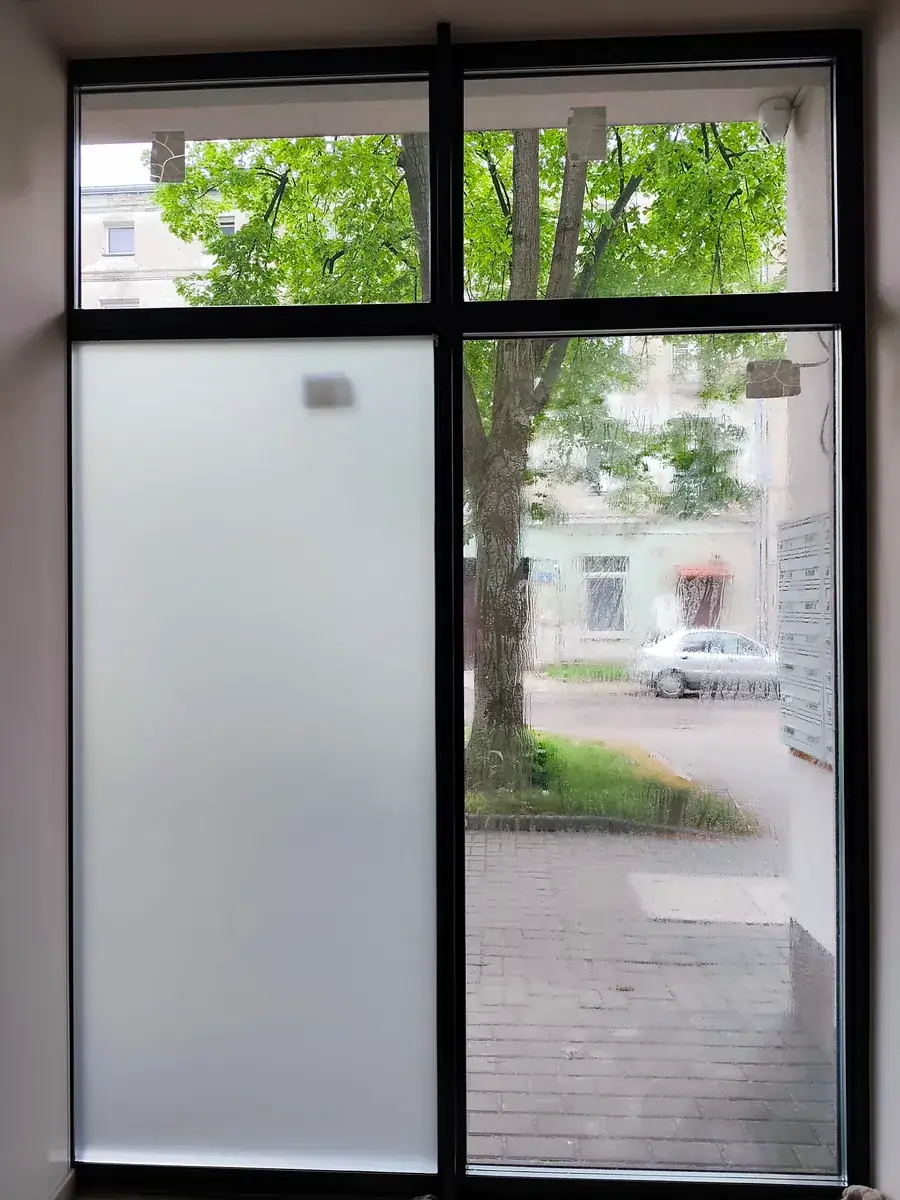 Folia mrożona na oknach lokalu usługowego w Katowicach po montażu