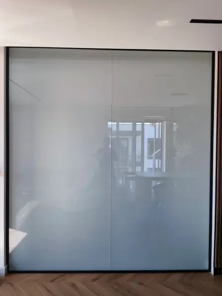Folia LCD w trybie mlecznym na szklanej ścianie w apartamencie w Nowym Sączu