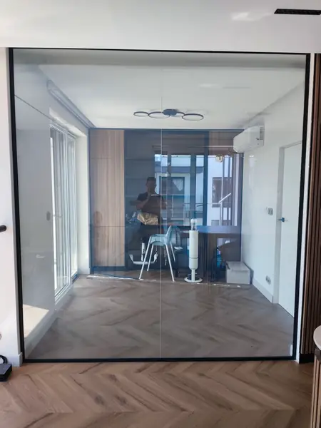 Folia LCD w trybie transparentnym na szklanej ścianie w apartamencie w Nowym Sączu