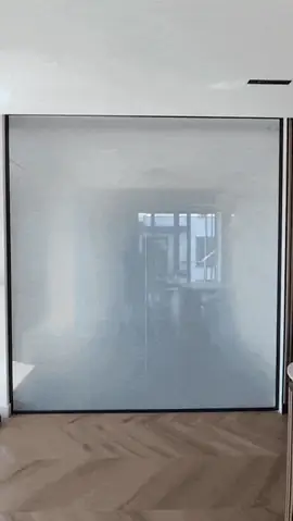 Animacja działania folii LCD pokazująca zmianę szyby z transparentnej na mleczną