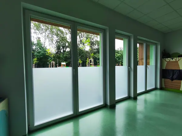 Folie mrożone na dolnych częściach okien Przedszkola Miejskiego nr 7 w Świętochłowicach