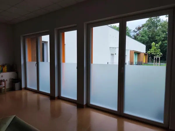 Folia mrożona na dużych przeszkleniach sali Przedszkola Miejskiego nr 7 w Świętochłowicach