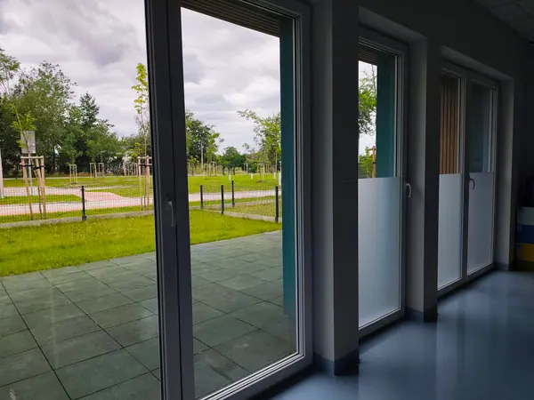 Częściowe oklejenie okien folią mrożoną w przedszkolu w Świętochłowicach