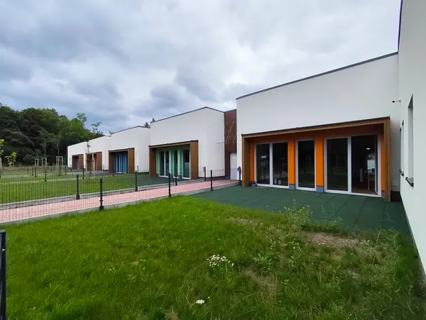 Budynek Przedszkola Miejskiego nr 7 w Świętochłowicach po montażu folii mrożonych