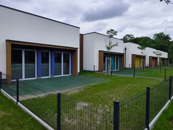 Elewacja przedszkola w Świętochłowicach z oknami oklejonymi folią mrożoną