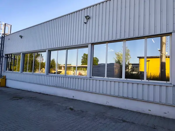 Folie przeciwsłoneczne na długiej fasadzie hali produkcyjnej Polting Foam w Gliwicach