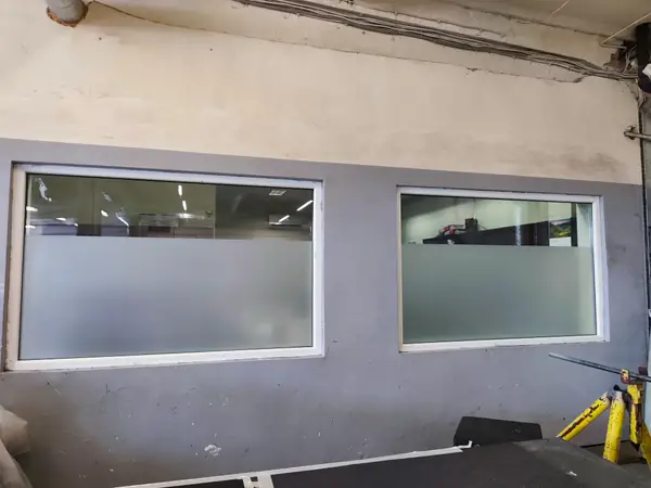 Folia mrożona na przeszkleniach hali produkcyjnej Polting Foam w Gliwicach