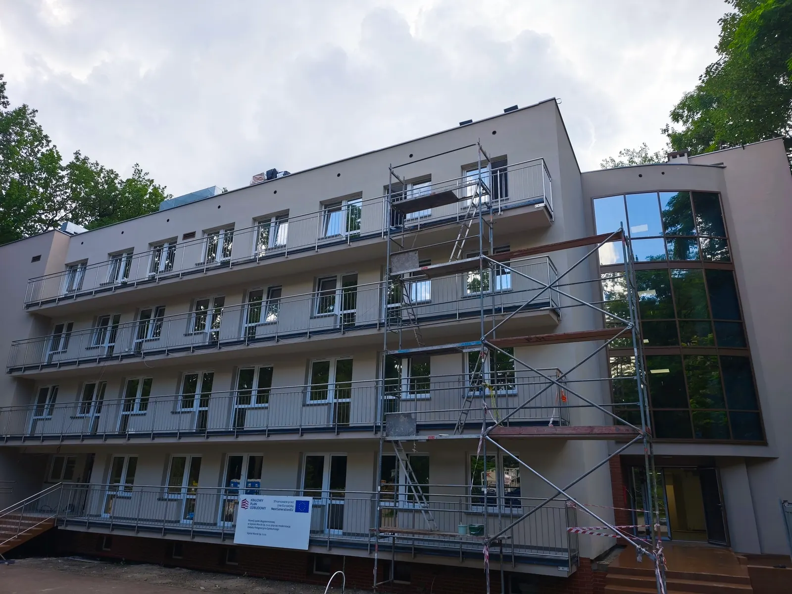 Elewacja Szpitala Murcki w Katowicach podczas montażu folii przeciwsłonecznych na oknach