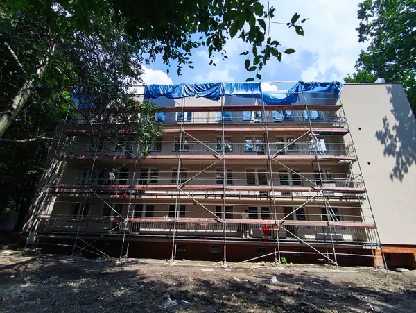 Montaż folii przeciwsłonecznych z rusztowania na elewacji Szpitala Murcki w Katowicach