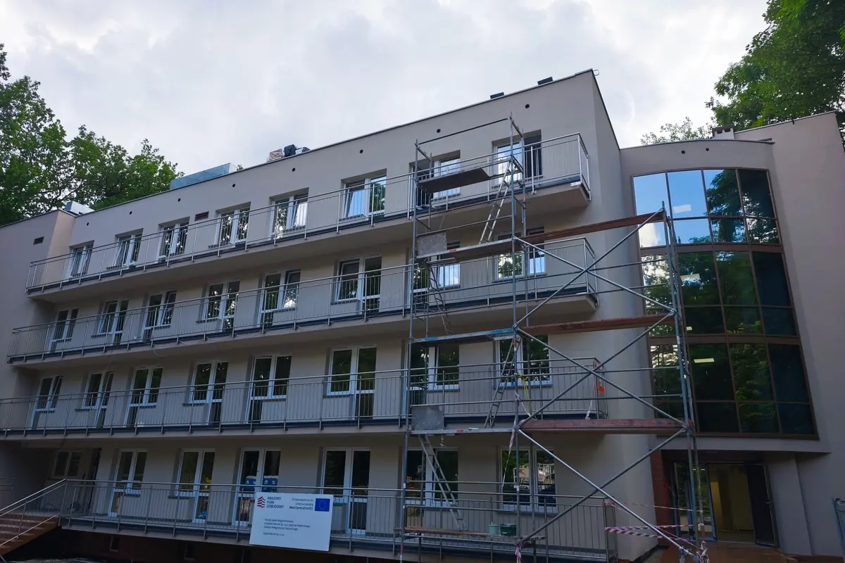 Elewacja Szpitala Murcki w Katowicach podczas montażu folii przeciwsłonecznych na oknach