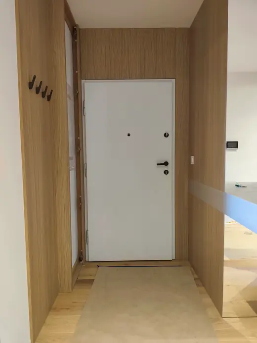 Białe drzwi wejściowe w Krakowie przed oklejeniem laminatem architektonicznym