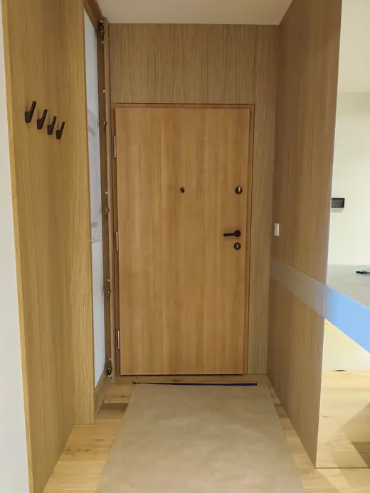 Drzwi wejściowe w Krakowie po oklejeniu drewnopodobnym laminatem architektonicznym