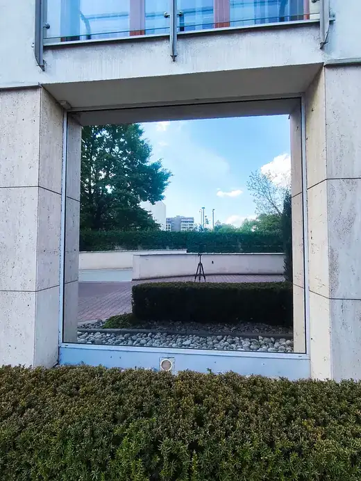 Nowa folia przeciwsłoneczna na dużej szybie gabinetu dentystycznego w Krakowie po montażu